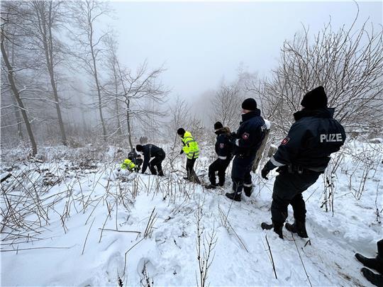 Die Suchtrupps klettern den steilen Hang von der Kästestraße hinunter, um dann dort in einer Kette den Wald abzusuchen. Foto: Schlegel