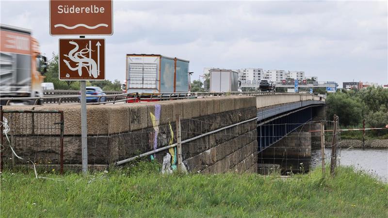 Elbtunnel am Wochenende dicht - Sperrungen auf A1 geplant Die Süderelbbrücke der A1 wird an vier Wochenenden in jeweils einer Fahrtrichtung gesperrt. (Archivbild)
