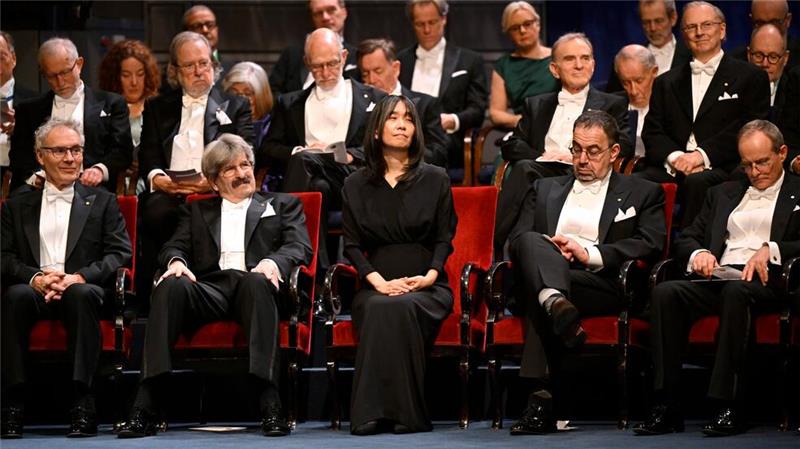 Nobelpreisträger in Stockholm geehrt Die Südkoreanerin Han Kang (MItte) ist die diesjährige Literaturnobelpreisträgerin.