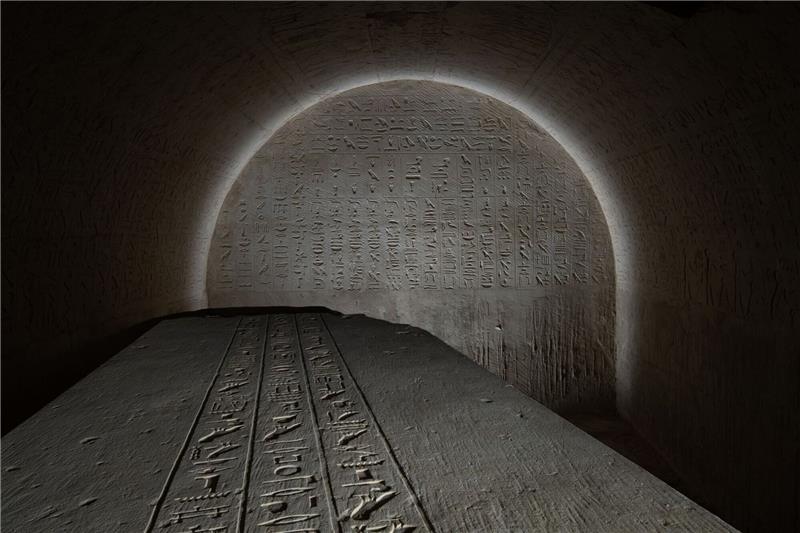 Neuer Fund bringt Licht ins Alte Ägypten Die Südwand der Grabkammer und der Deckel des Sarkophags von Djehutiemhet: Tschechische Forscher haben ein reich verzierte Grab entdeckt.