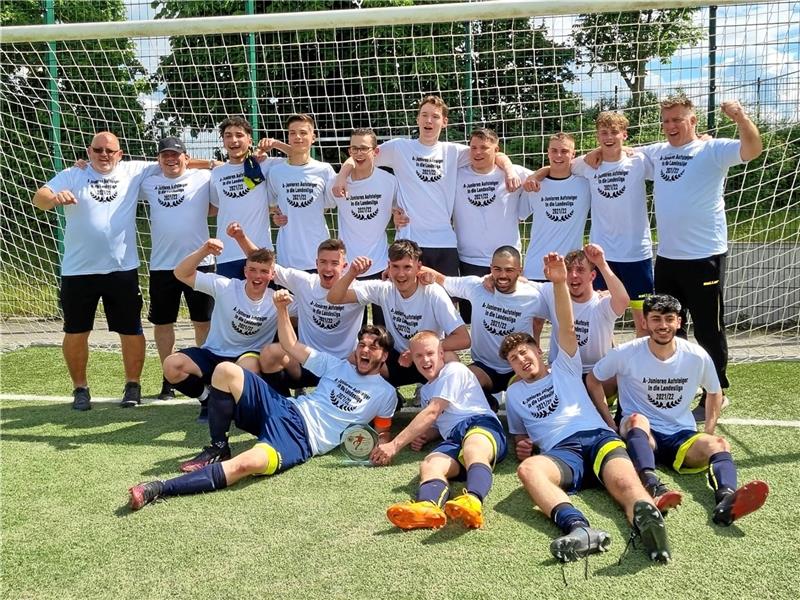 Perfekt! A-Junioren der JSG Goslar steigen in die Landesliga auf Die T-Shirts sind nicht vergeblich angeschafft worden: Die A-Junioren der JSG Goslar bejubeln nach dem 1:1 beim SV Reislingen-Neuhaus die Meisterschaft in der Bezirksliga Mitte. Foto: Privat