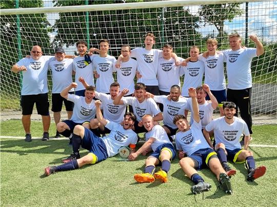Die T-Shirts sind nicht vergeblich angeschafft worden: Die A-Junioren der JSG Goslar bejubeln nach dem 1:1 beim SV Reislingen-Neuhaus die Meisterschaft in der Bezirksliga Mitte. Foto: Privat