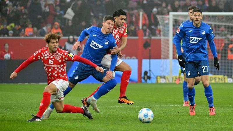 „Komplett verschenkt“: Hoffenheim verschläft Start in Mainz Die TSG 1899 Hoffenheim (blau) hatte Glück, gegen den FSV Mainz 05 (rot) nach der ersten Hälfte nicht höher in Rückstand gelegen zu haben.