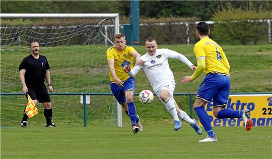 Die TSG Bad Harzburg, hier Nico Martinato (Mitte), will sich heute mit einem Sieg aus der Landesliga verabschieden und arbeitet an einer baldigen Rückkehr. Foto: Epping