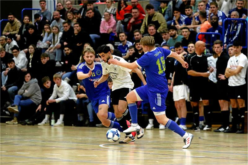 SVG Göttingen holt sich das Triple Die TSG Bad Harzburg, hier mit Paul David Rickenstorf (l.) und Brian-Joshua Bothe (r.) im Spiel gegen Germania Bleckenstedt, liefert vor 480 zahlenden Zuschauern ein starkes Turnier ab und wird am Ende Vierter. Foto: Epping