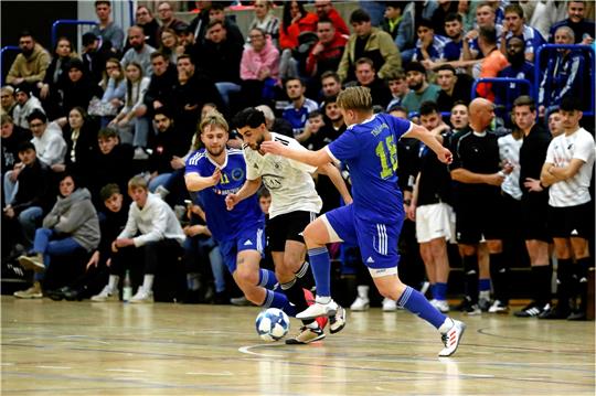 Die TSG Bad Harzburg, hier mit Paul David Rickenstorf (l.) und Brian-Joshua Bothe (r.) im Spiel gegen Germania Bleckenstedt, liefert vor 480 zahlenden Zuschauern ein starkes Turnier ab und wird am Ende Vierter. Foto: Epping