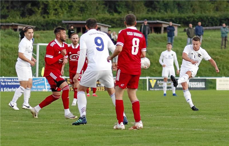 TSG Bad Harzburg sucht ihre Chance in der Offensive Die TSG Bad Harzburg und Christian Schubert (re.) wollen am Sonntag gegen den SSV Kästorf an die Leistung gegen den KSV Vahdet Salzgitter anknüpfen und die Punkte im Sportpark behalten. Foto: Epping