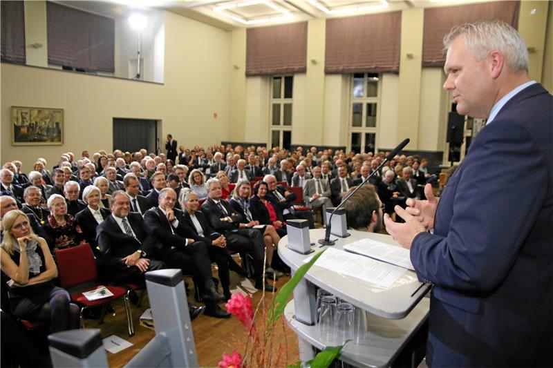 „Die TU Clausthal hat einen Spagat zwischen Tradition und Zukunft hinbekommen.“ Minister Björn Thümler spricht im großen Saal der Aula Academica vor den Gästen aus Wirtschaft und Wissenschaft, Politik und Verwaltung.  Foto: Frank Neuendorf