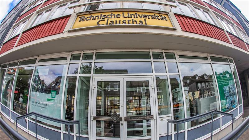 Das Hauptgebäude der TU Clausthal durch ein Fish-Eye fotografiert.