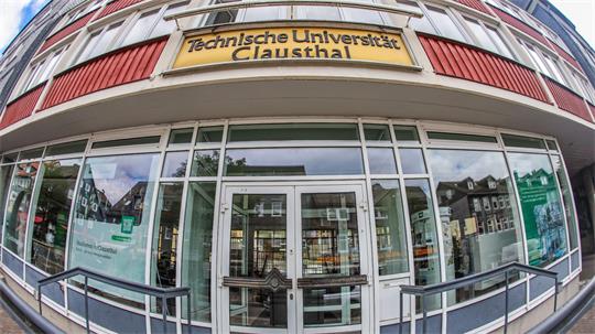 Das Hauptgebäude der TU Clausthal durch ein Fish-Eye fotografiert.