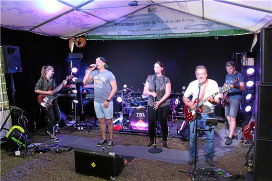Die TWL-Partyband rockt mit Klassikern wie „The Show Must Go On“ von Queen. Das Ehepaar Petra und Mathias Dimsat (ovales Bild) unterstützt die Veranstaltungen auch finanziell. Foto: Wendt