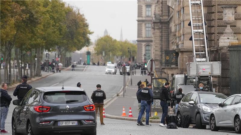 Louvre-Einbrecher stehlen Beute von „historischem Wert“ Die Täter sollen einen Lastenaufzug genutzt haben.