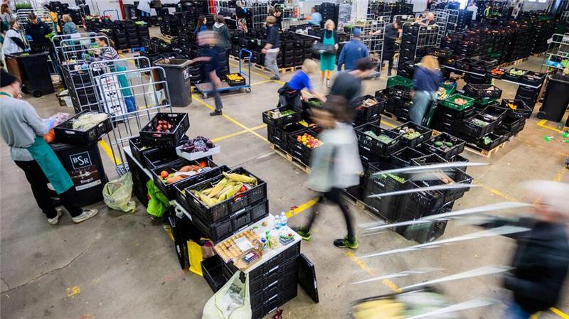 Die Tafel Niedersachsen/Bremen verfügt seit diesem Jahr über Verteilzentren im Emsland und in der Region Hannover. (Archivbild)