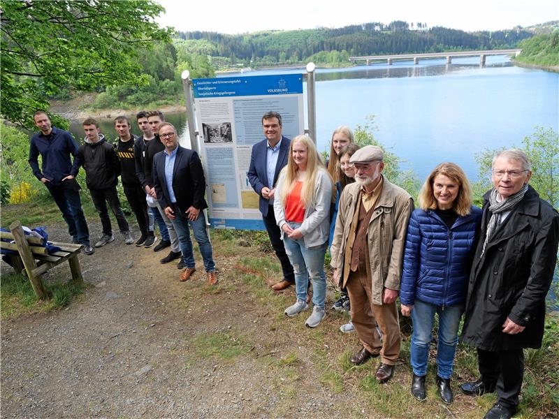 Schüler erinnern an Leid sowjetischer Kriegsgefangener Die Tafel ist aufgestellt: Schüler der Haupt- und Realschule haben für deren Inhalt recherchiert, begleitet von Lehrer Hendrik Gattermann (l.). Sie hatten dabei Unterstützung durch Dr. Rainer Bendick vom Volksbund (2.v.r.). Redner sind am Donnerstag Lars Schmidt (Harzwasserwerke, 6.v.l.), Landrat Dr. Alexander Saipa (Mitte), Bürgermeisterin Petra Emmerich-Kopatsch (r.), HRS-Schulleiter Oliver Bollmann (kl. Bild l.) sowie daneben Walter-Johannes Herrmann (Volksbund-Bezirksverband). Fotos: Potthast