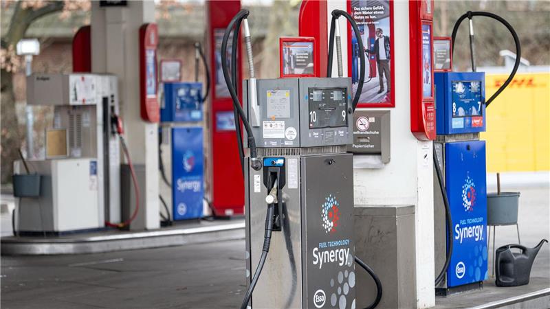 Die Talfahrt der Spritpreise dauert an. (Archivbild)