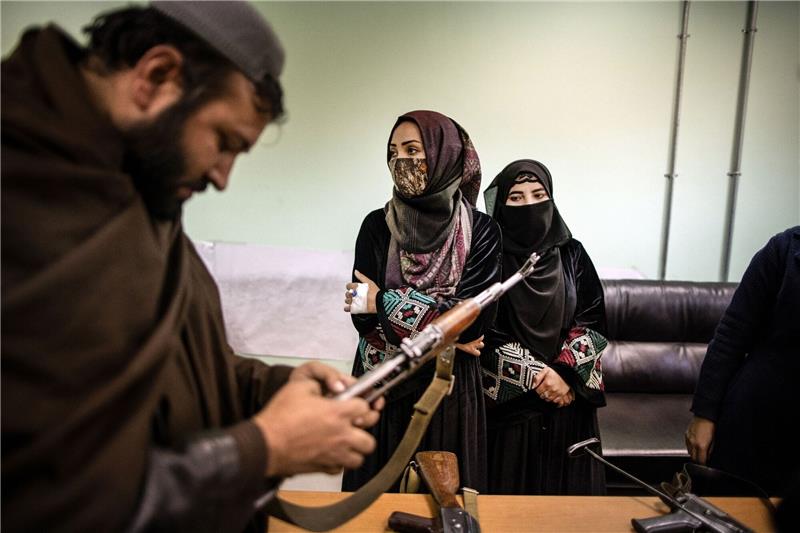 Außenminister aus zwölf Ländern verstärken Druck auf Taliban Die Taliban schränken Frauenrechte im Land stark ein.