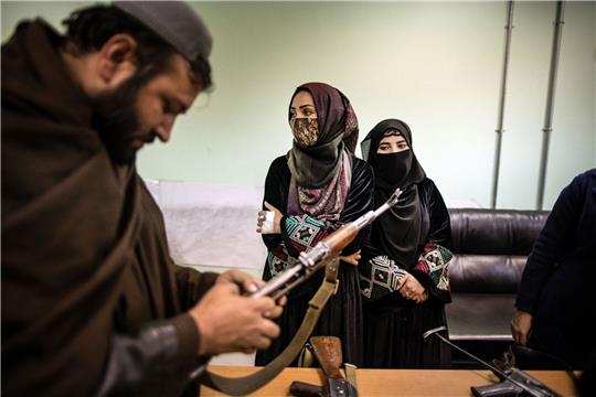 Die Taliban schränken Frauenrechte im Land stark ein.
