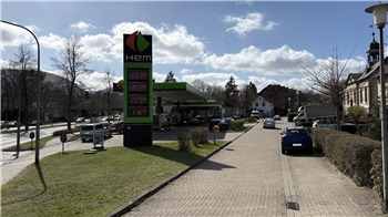 Ein Tankschlauch wird in die Tanköffnung eines Autos gesteckt.