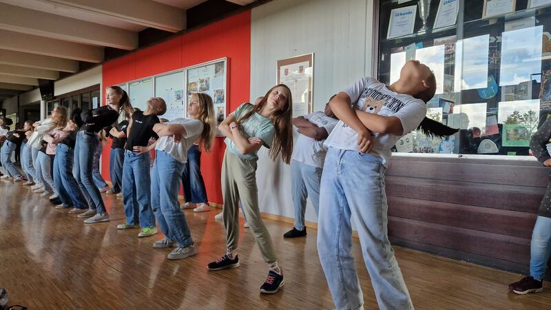 Die Tanz-AG nimmt viel Raum in der Pausenhalle ein.