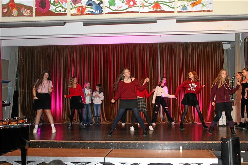 Pausenhalle in Clausthal-Zellerfeld wird zum Konzertsaal Die Tanz-AG überzeugt am Abend mit ihrer eigenen Choreografie. Foto: Jenzora