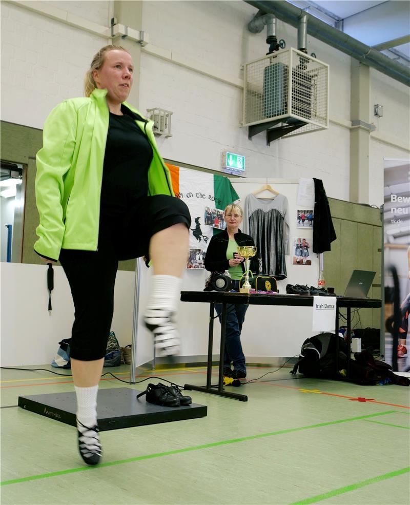 Tag des Hochschulsports mit Winterspielen Die Tanzbären Clausthal: Edith Hagemann von der Abteilung „Irish on the Rocks“ präsentiert Irish Dance.