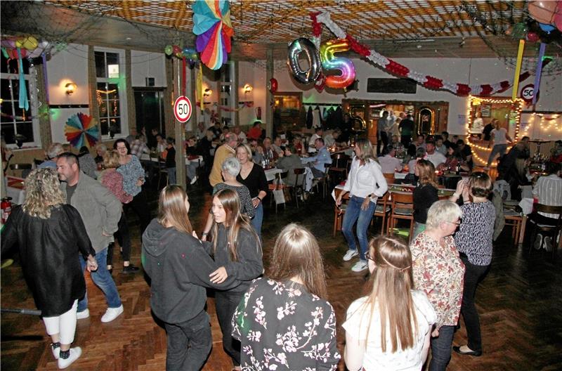 Spielmannszug Hornburg feiert auf dem Iberg 50. Geburtstag Die Tanzfläche ist beim Party-Abend des Spielmannszuges stets gut gefüllt. Foto: Hohaus