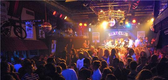 Die Tanzfläche ist rappelvoll im Beat Club: Dicht gedrängt tanzen die Gäste.  Foto: GZ-Archiv