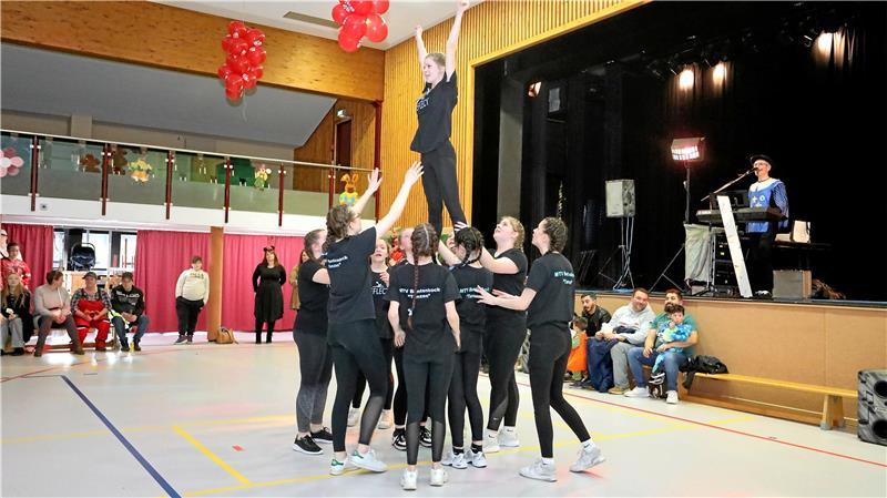 Die Tanzgruppe des MTV Buntenbock zeigt ihr Können in der Stadthalle. Foto: Neuendorf