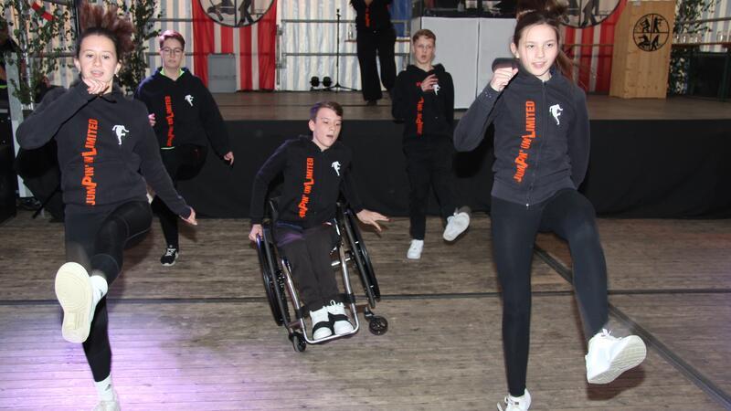 Die Tanzschule Karen Sander aus Bad Harzburg beeindruckt mit ihrer Tanz-Performance.