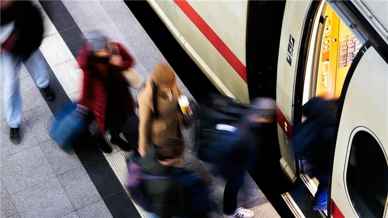 Die Tarifeinigung von Bahn und GDL bedeutet auch: Keine Warnstreiks in diesem und dem kommenden Jahr auf der Schiene. (Archivbild)