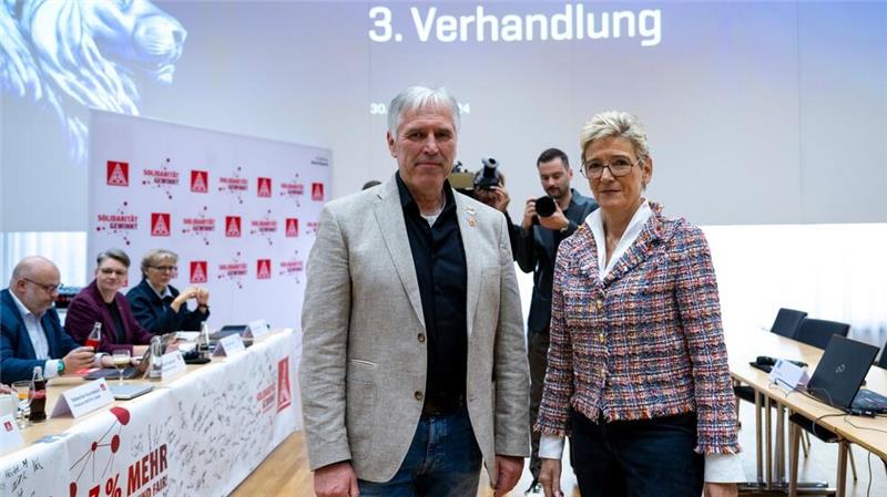 Weitere Warnstreiks und Verhandlungen bei Metallern Die Tarifpartner in Bayern laufen sich warm für einen Pilotabschluss.