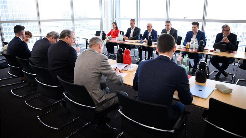 Die Tarifverhandlungen zwischen Bahn und GDL verliefen bisher weitgehend geräuschlos. (Archivbild)