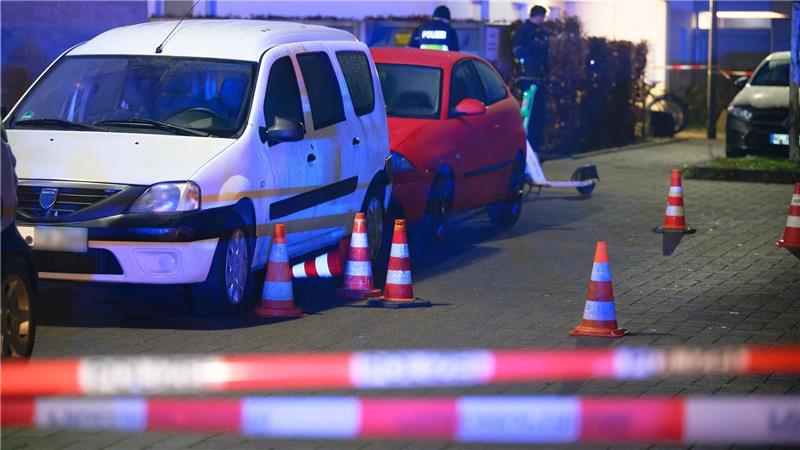 Die Tat soll sich am späten Freitagabend auf einem Parkplatz nahe der Veranstaltungshalle Motorworld im Stadtteil Ossendorf ereignet haben.