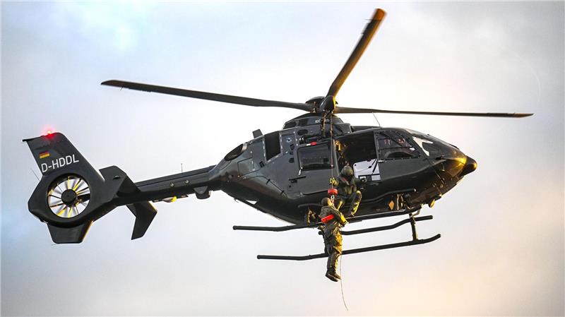 Marinetaucher üben im Kreidesee Die Taucher der Deutschen Marine üben für den Ernstfall.