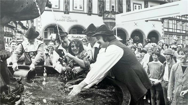 Die Taufe im Marktbrunnen ist ein fester Bestandteil des Festes in den 70er und 80er Jahren. Hier muss der ehemalige IT-Chef der Goslarschen Zeitung, Hartmut Duczek daran glauben.