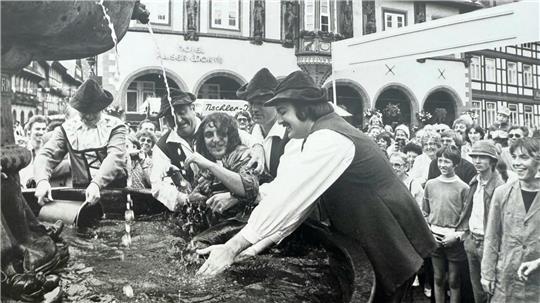 Die Taufe im Marktbrunnen ist ein fester Bestandteil des Festes in den 70er und 80er Jahren. Hier muss der ehemalige IT-Chef der Goslarschen Zeitung, Hartmut Duczek daran glauben.