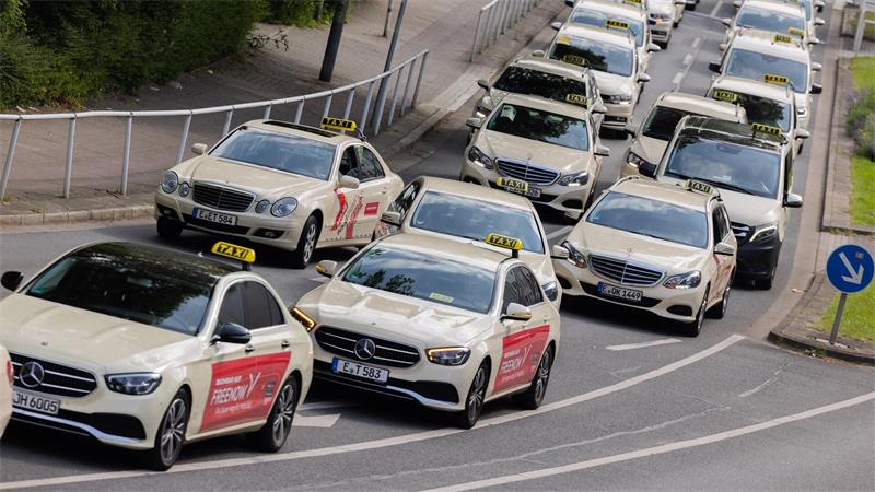 Taxifahren - eine Frage des Preises? Die Taxibranche fordert Mindestpreise für die Mietwagenplattformen. (Archivbild)
