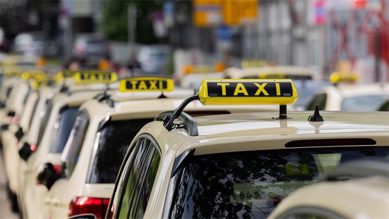 Die Taxibranche kämpft seit Jahren gegen den Wettbewerb durch Mietwagenplattformen wie Uber oder Bolt. (Archivbild)