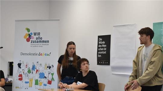 Die Teamer von Creative Change sind ganz vertieft in ihre Szene.