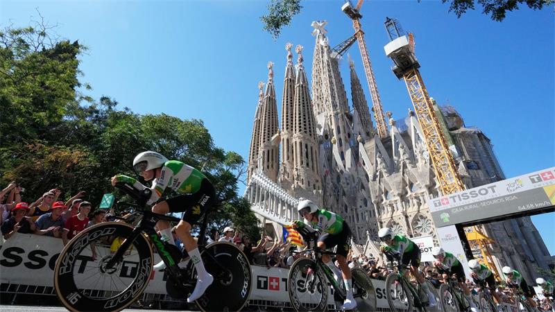 Vingegaards Zeichen an Pogacar: „Es ist der perfekte Start“ Die Teams fuhren an Sagrada Família vorbei.