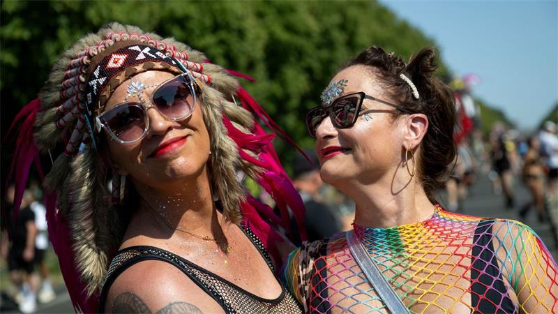 Hitzeschlacht im Techno-Takt: Parade gegen Terrorangst Die Techno-Jünger und -Jüngerinnen haben Spaß auf der Partymeile bei „Rave The Planet“.