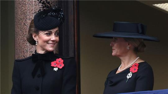 Die Teilnahme Kates am Weltkriegsgedenken war der erste große Auftritt Kates seit dem Abschluss ihre Chemotherapie im September. Hier zusammen mit Sophie, der Herzogin von Edinburgh.