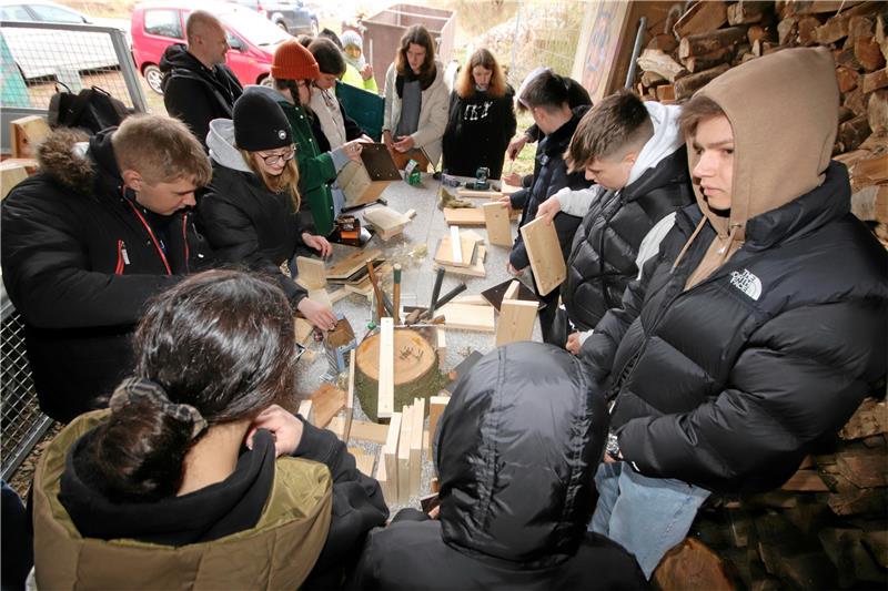 Wie Ehrenamt die Gesellschaft stärken kann Die Teilnehmenden der Jugendbegegnungen üben sich an einer Station auf der Fortuna-Alm auch am Nistkastenbau.