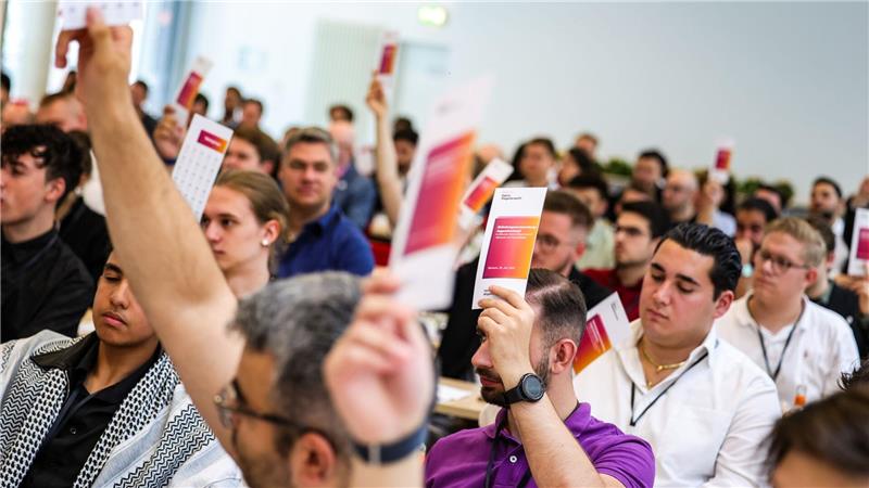 BSW-Jugendverband gegründet Die Teilnehmenden stimmen beim Gründungskongress ab.