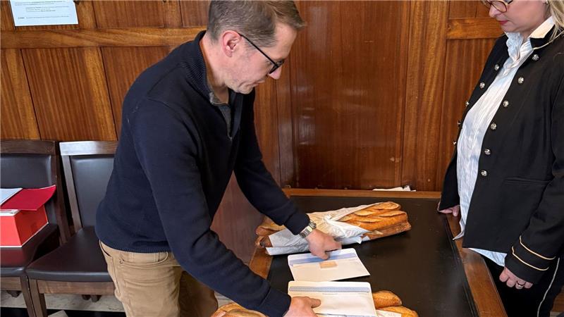 Baguette-Wettstreit in Paris – Sieger backt für den Élysée Die Teilnehmer am Wettbewerb müssen ihre Brote bei der Pariser Bäckerinnung einreichen.