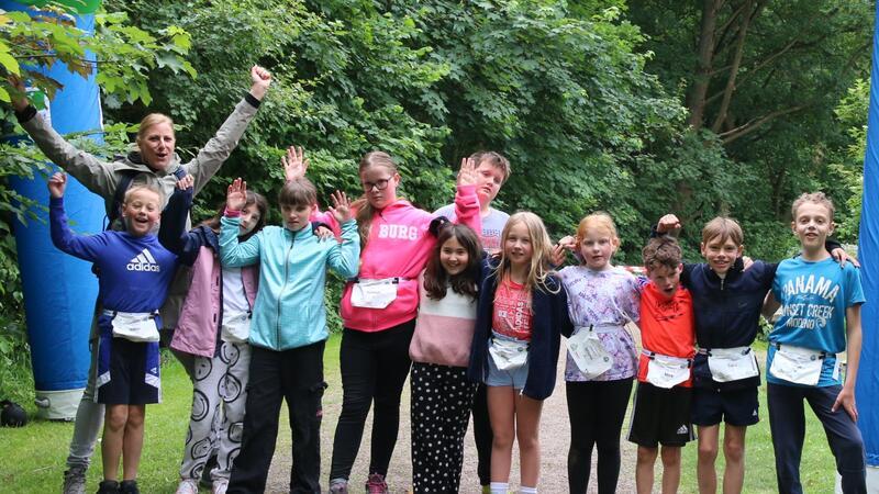 Laufen, Schwimmen und Radfahren beim Trimas in Liebenburg Die Teilnehmer der Klasse 4a stellen sich zum Gruppenbild auf