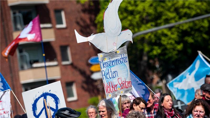 Die Teilnehmer der Ostermärsche - hier in Hamburg - wünschen sich weltweiten Frieden. Die Realität sieht anders aus.