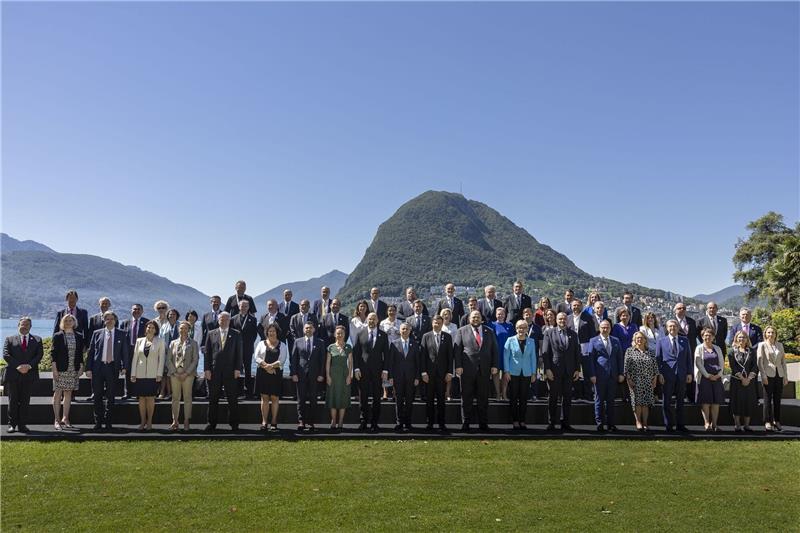 Sieben Prinzipien für Wiederaufbau Ukraine Die Teilnehmer der Ukraine-Wiederaufbaukonferenz in Lugano.