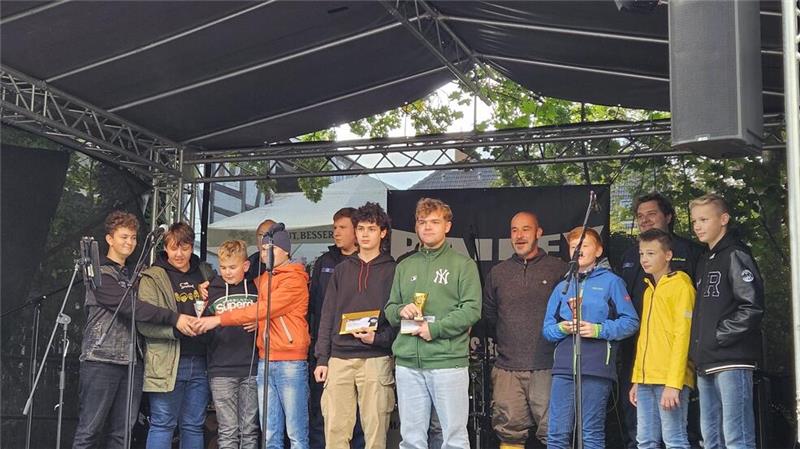 Die Teilnehmer der Wasserrad-Challenge an der Abzucht freuen sich am Freitag über ihre Ergebnisse.