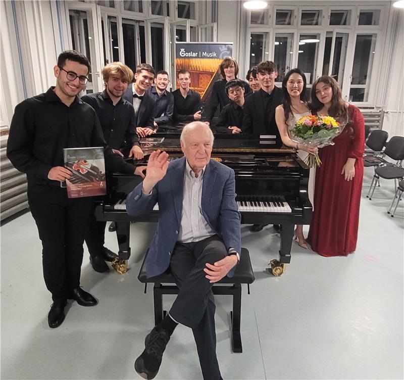 Der Piano-Marathon ist das i-Tüpfelchen des Konzertgeschehens Die Teilnehmer des Piano-Marathons zeigen erstmals im Kulturmarktplatz ihr Können und feiern ihren Lehrmeister Arie Vardi.